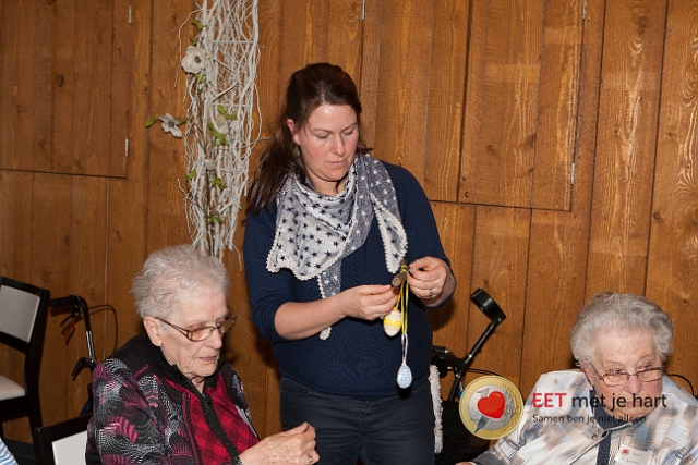 20150322 frans versteden fotografie - tilburginbeeld FRVE0824.jpg - eet met je hart lunch en creatieve workshop paastakken maken